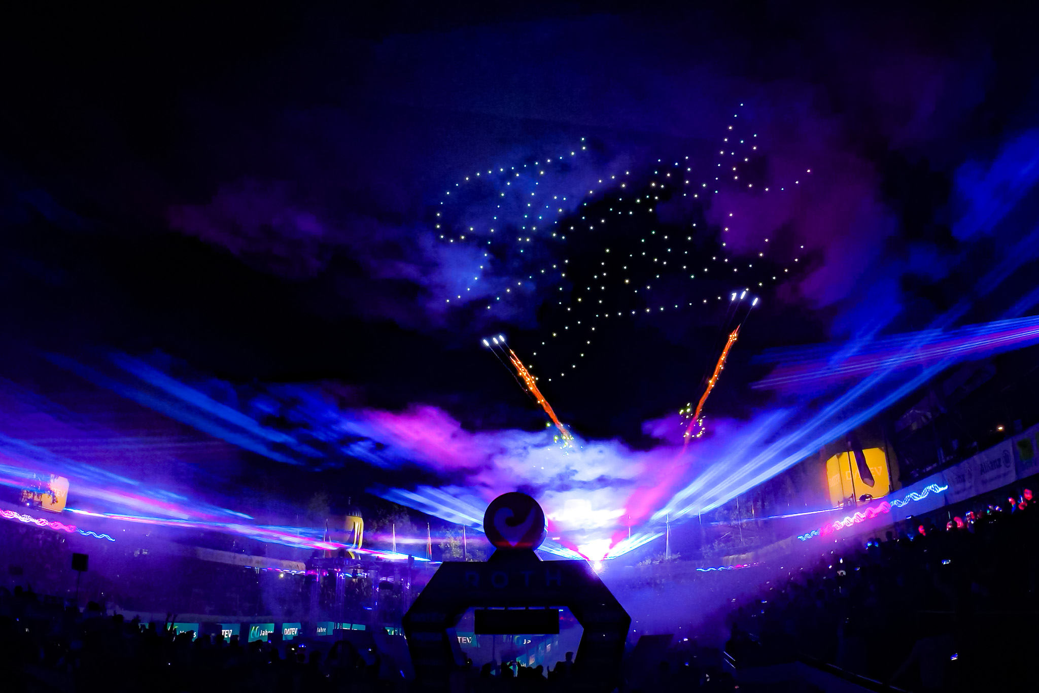 Drohnenshow für Stadtfeste: Drohnen mit Licht, Laser und Feuerwerk