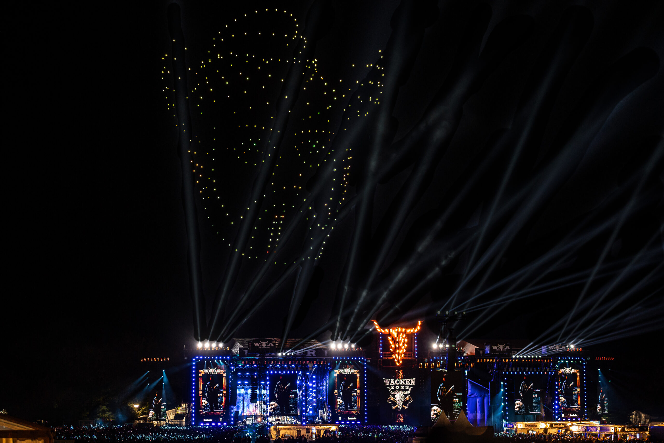 Drohnenshow Wacken 2023 - Der legendäre Lemmy Kilmister mit rauchender Zigarette - Wacken Drohnenshows