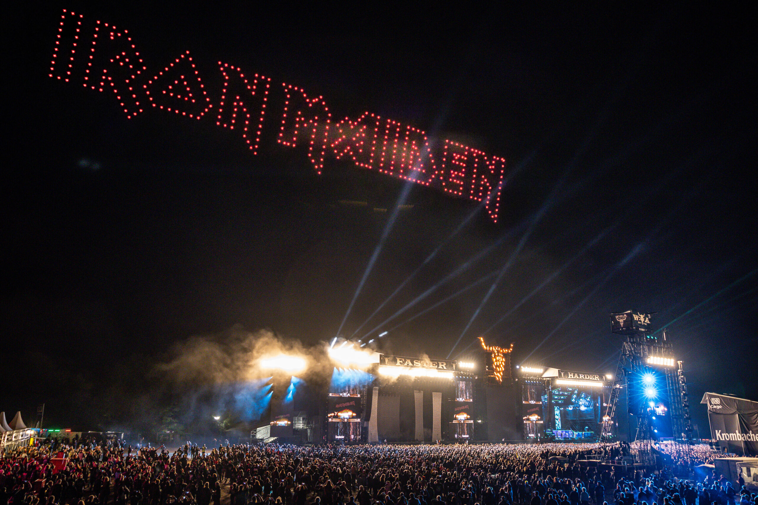 Drohnenshow Wacken 2023 - Iron Maiden auf der Bühne, Drohnen in der Luft - Wacken Drohnenshows