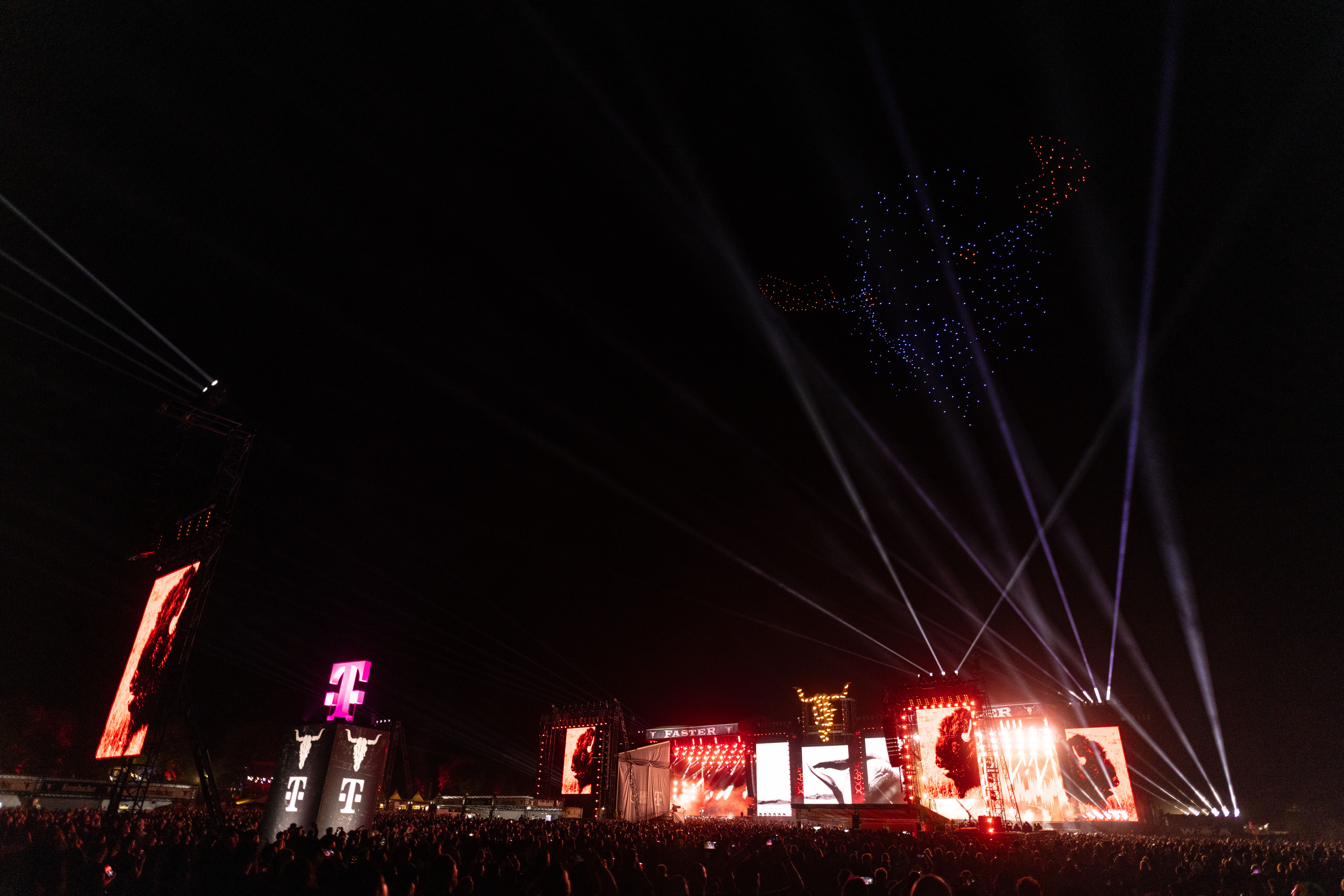Grawling Creatures über der Bühne - Drohnenshow Wacken 2024