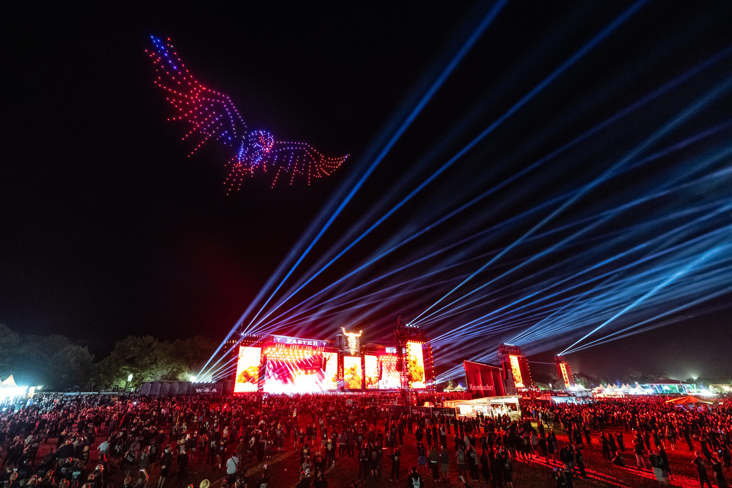 Grawling Creatures über der Bühne - Drohnenshow Wacken 2024