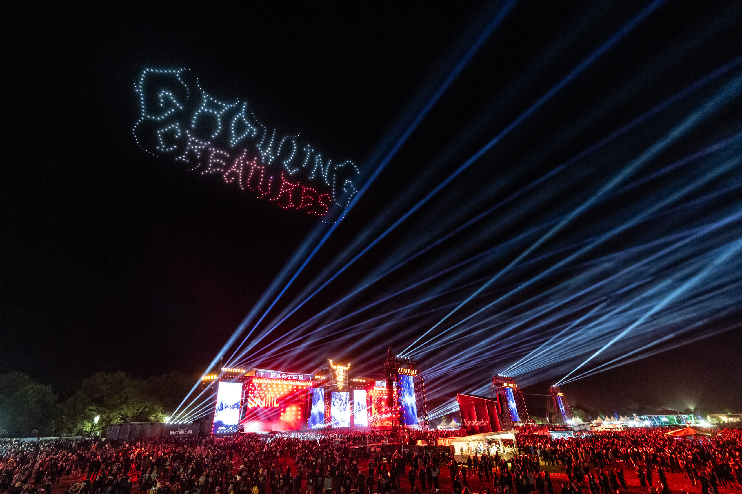Grawling Creatures Logo über der Bühne - Drohnenshow Wacken 2024