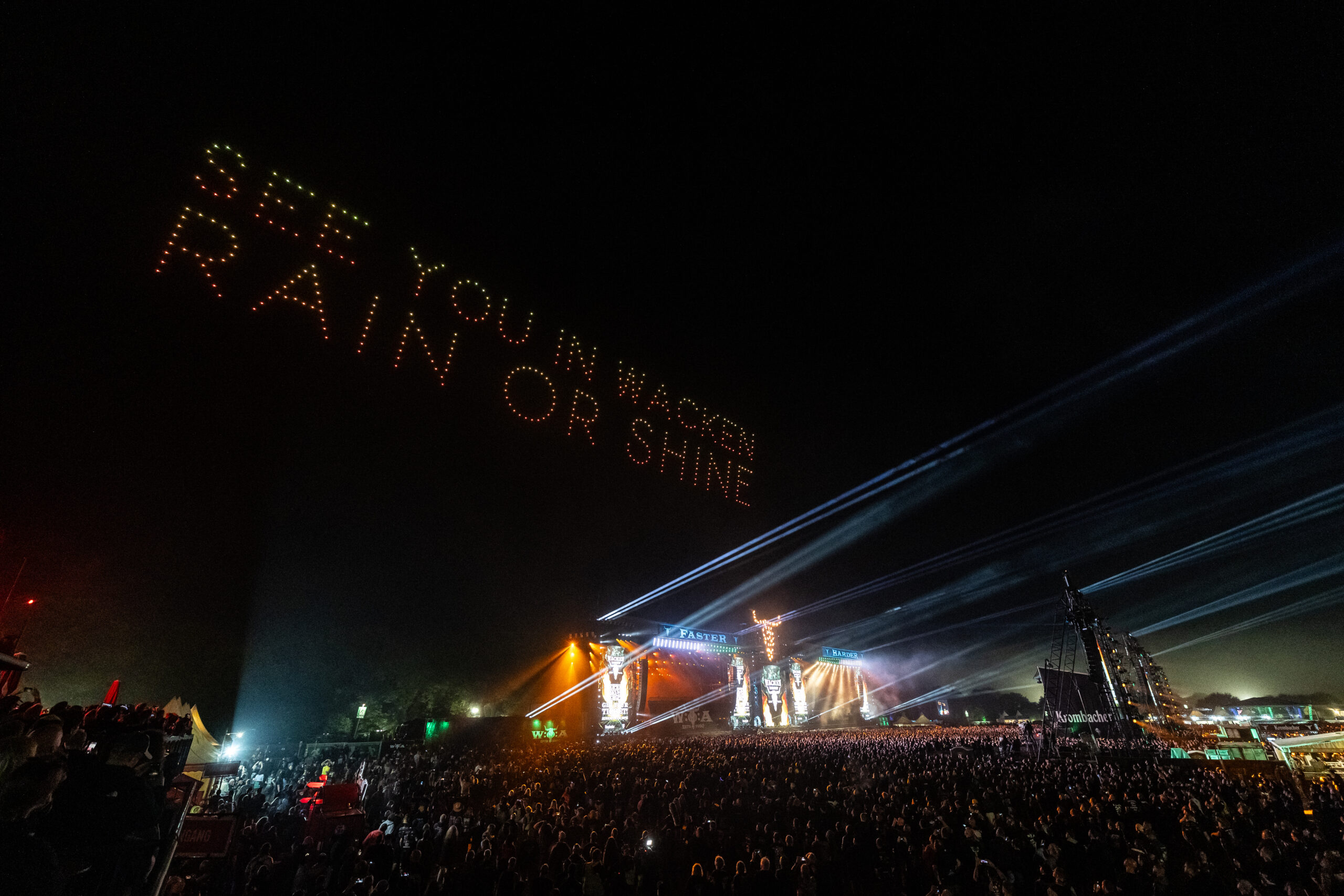 See you in Wacken Rain or Shine Slogan über der Bühne - Drohnenshow Wacken 2024
