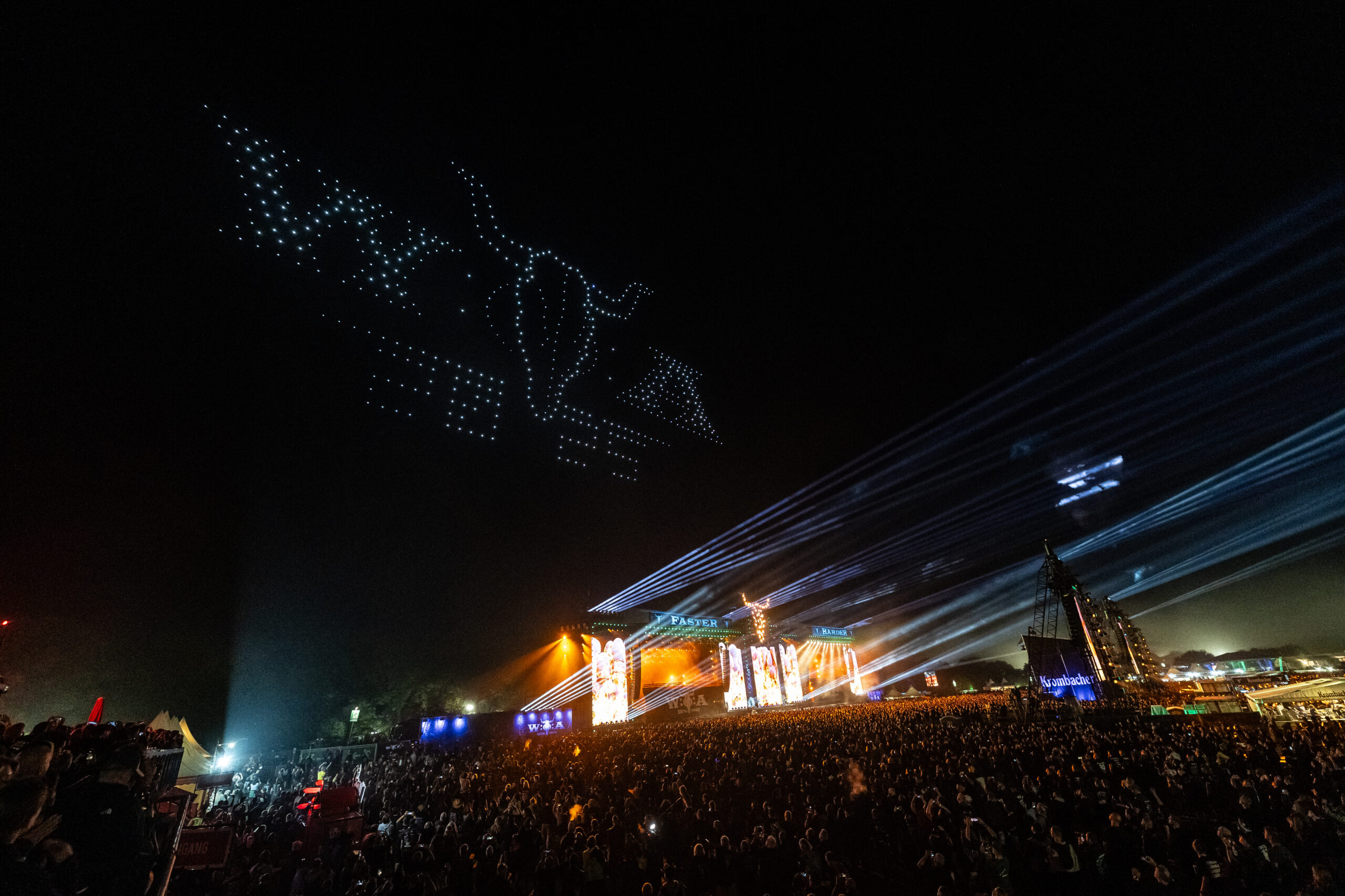 WOA 2025 Logo über der Bühne Seitenansicht - Drohnenshow Wacken 2024