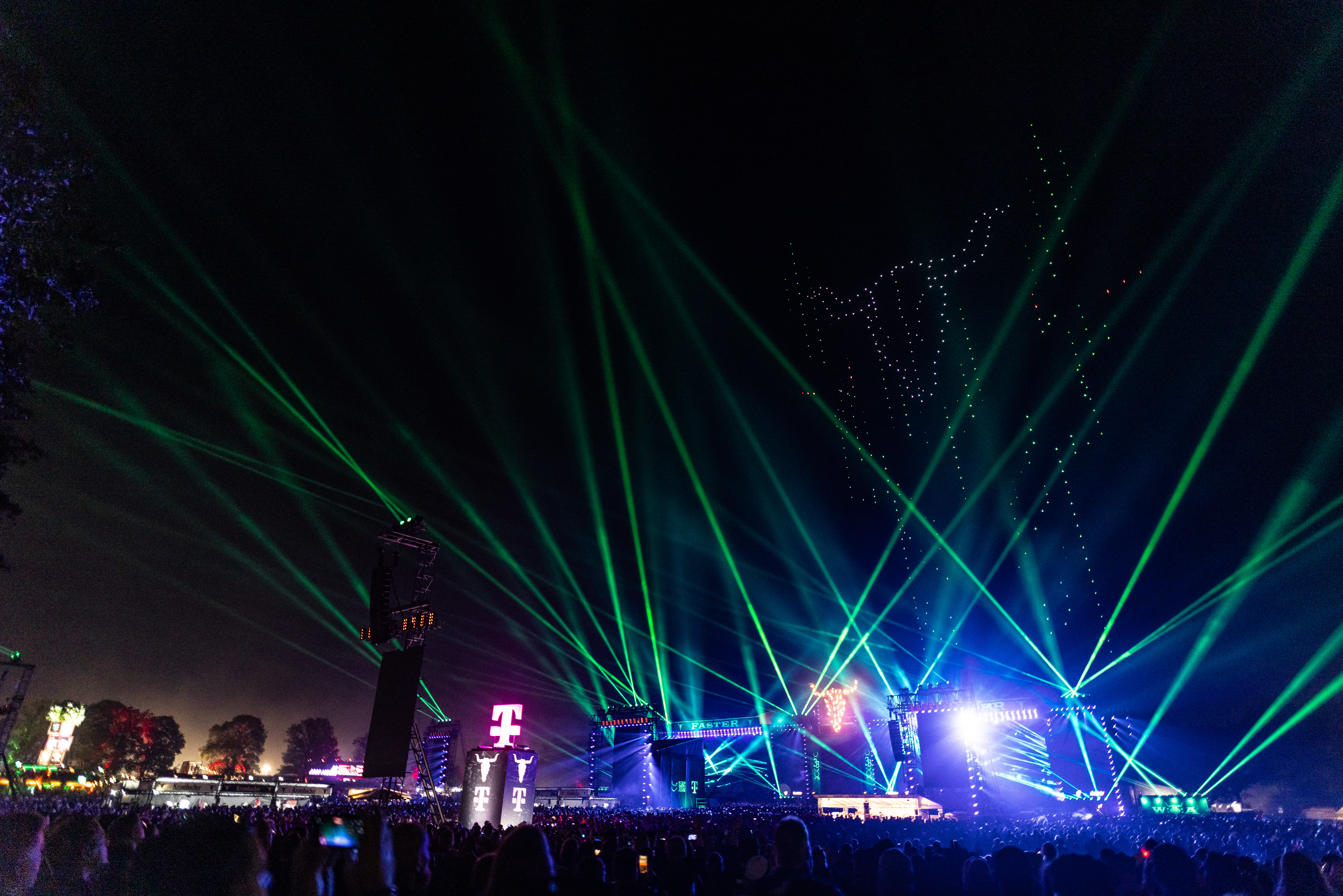 Technischer Felsen mit Bullhead steigt hinter der Bühne auf - Drohnenshow Wacken 2024