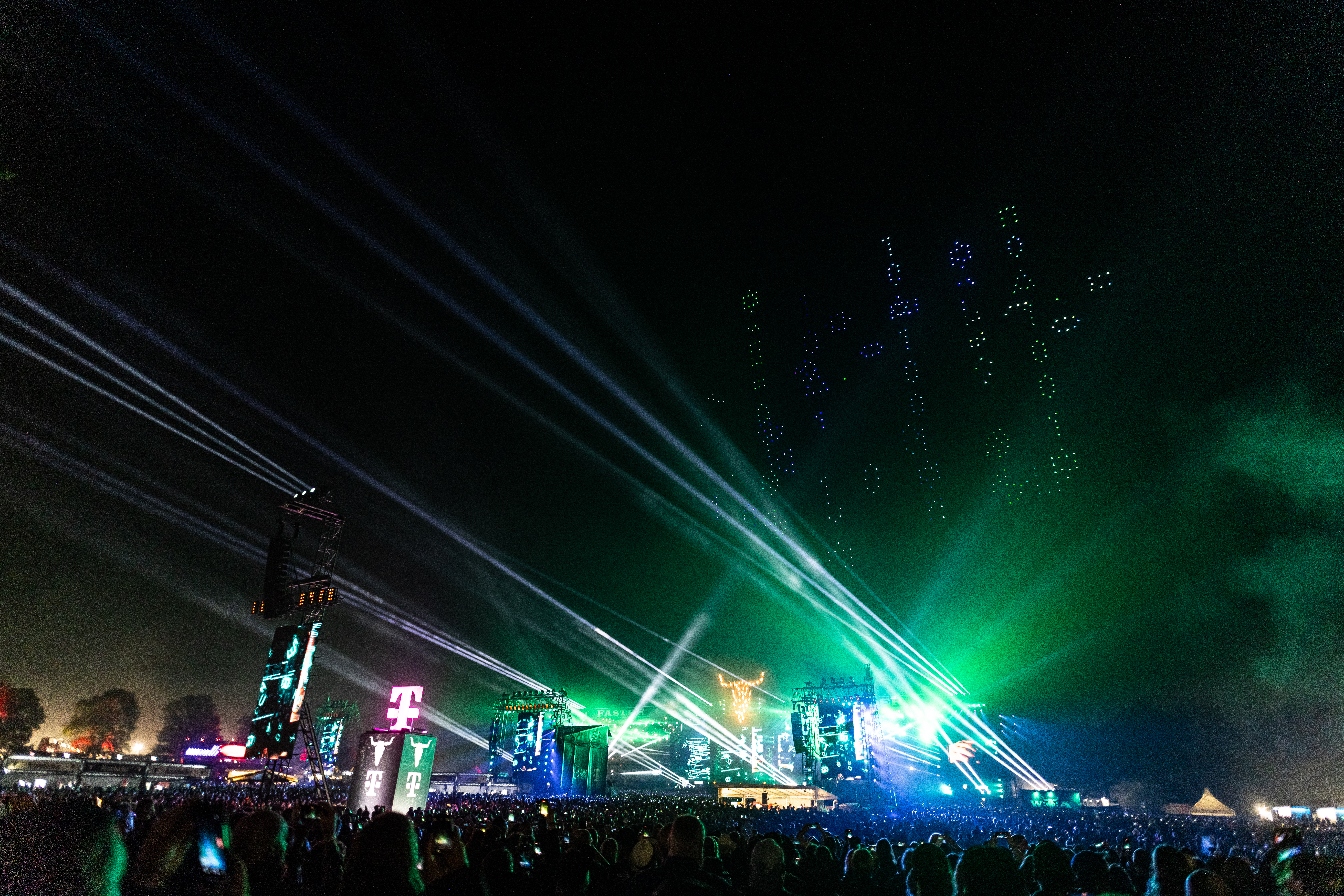 Kryptische mystische Logos hinter der Bühne - Drohnenshow Wacken 2024
