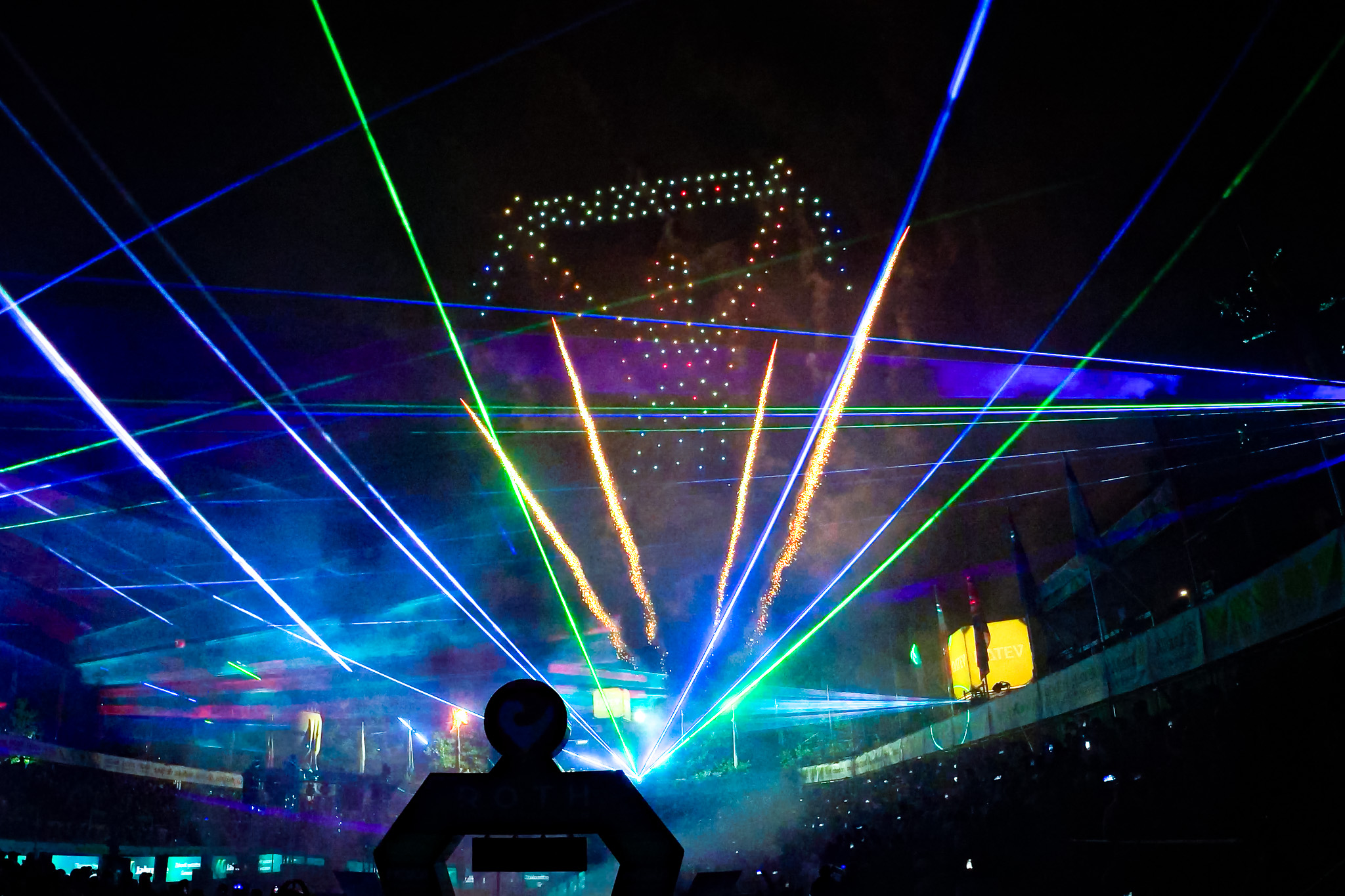 Drohnenshow für Stadtfeste: Pyrotechnik an den Drohnen
