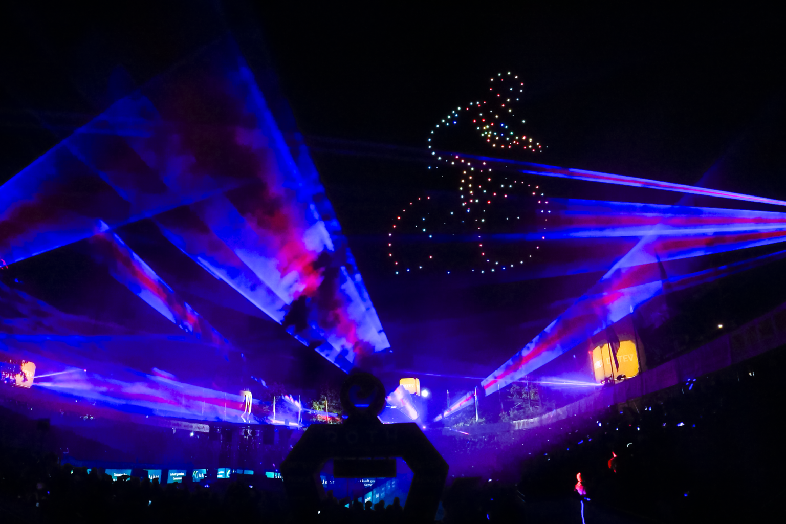 SMIA Drohnenshow mit Feuerwerk, Laser, Licht und Musik bei der DATEV Challenge Roth